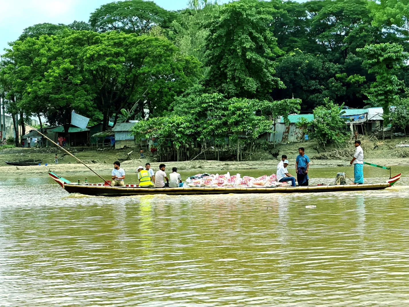 ত্রাণ বিতরণ